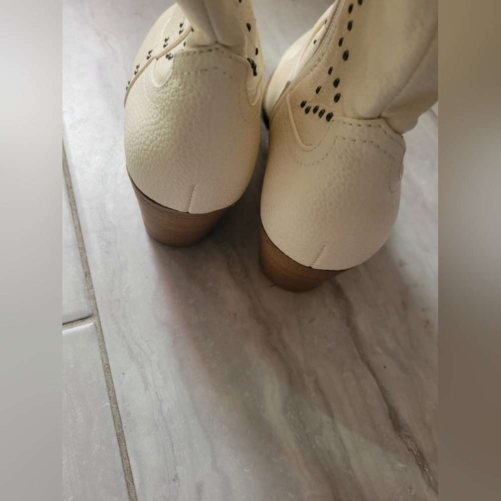 Universal Thread Co. Women  Cream Cowboy Faux Leather Boots SZ 7.5 - Picture 4 of 14